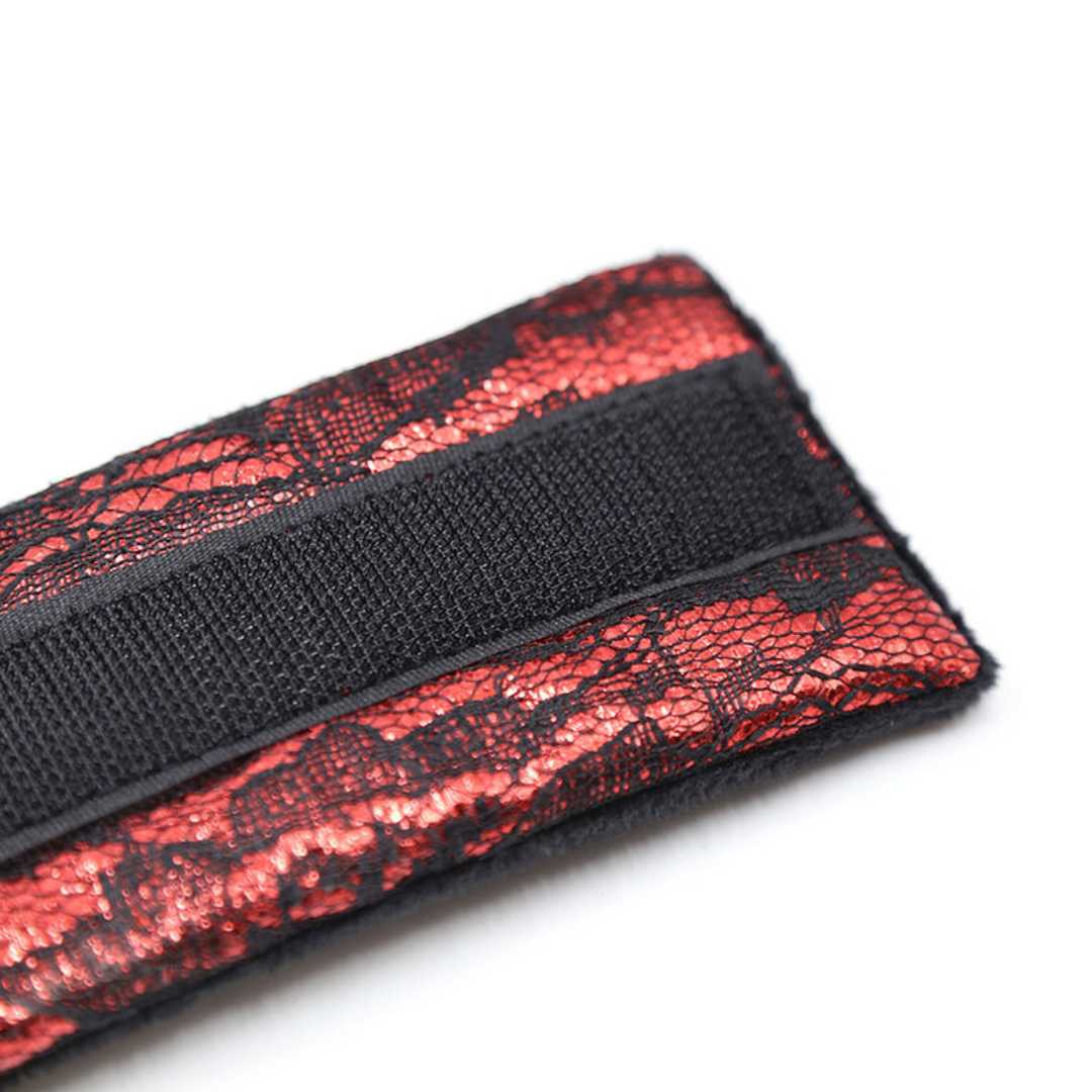 Handschellen aus Samt und Spitze