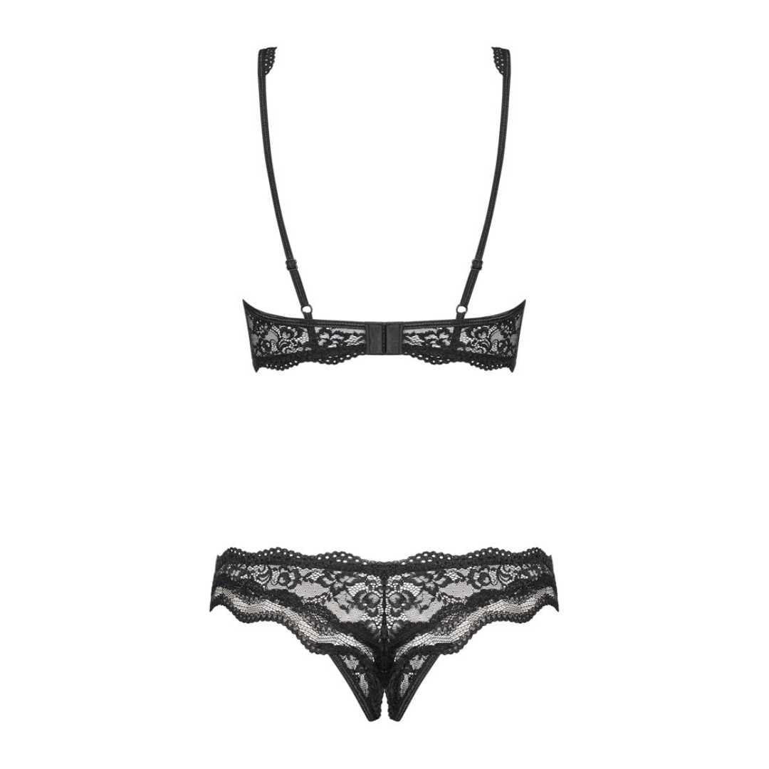 Aufreizende Hebe und String aus zarter Spitze