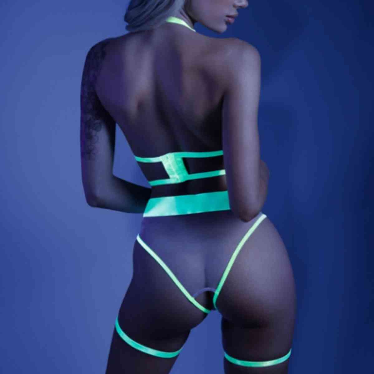 Frau in Neon-Straps-Body mit offenen Cups von hinten
