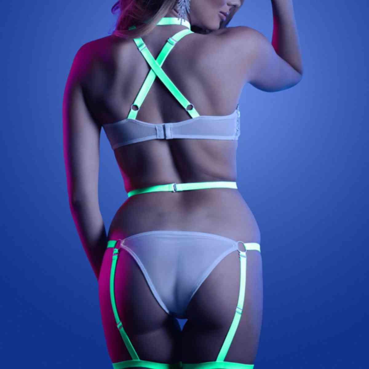Frau in sexy Neon-Mesh-Strapsbody von hinten