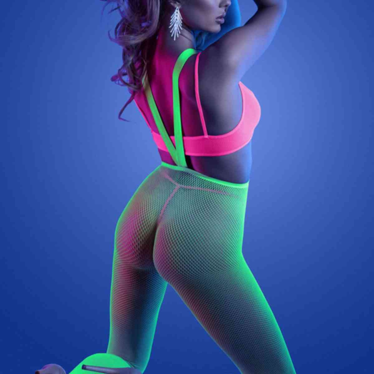 Frau in sexy Neon-Bodystocking-Set von hinten