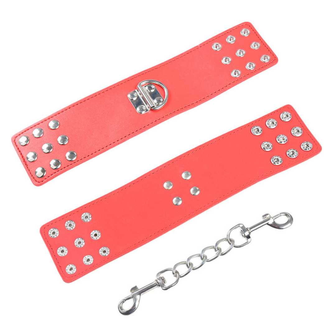 Rote Handschellen mit Metallelementen