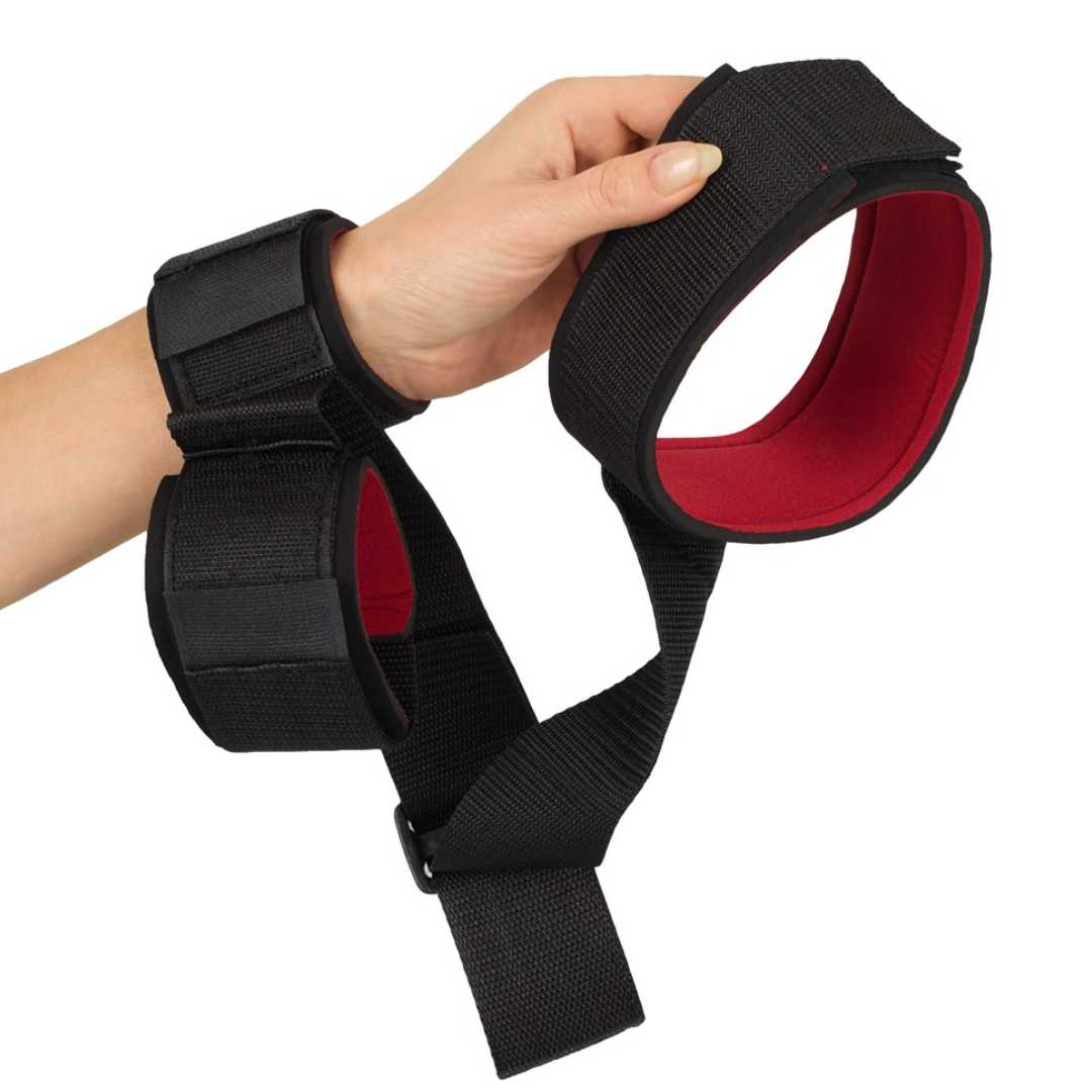 „Sex Fesseln“ mit kombinierter Hals- und Handfessel