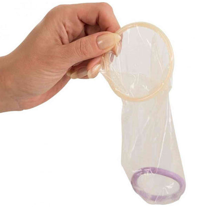 Frauen-Kondom "Ormelle" in Frauenhand