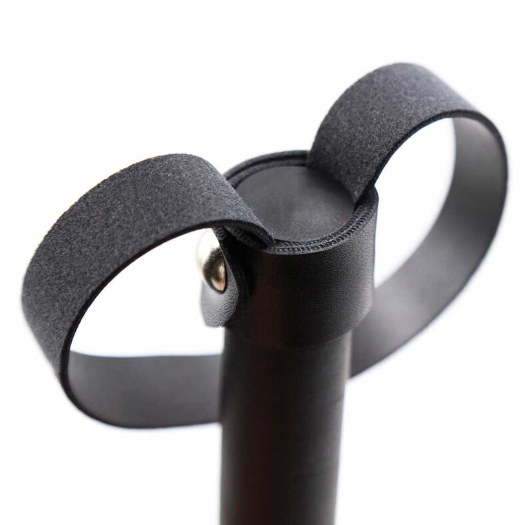 Peitsche mit silbernen Nieten 