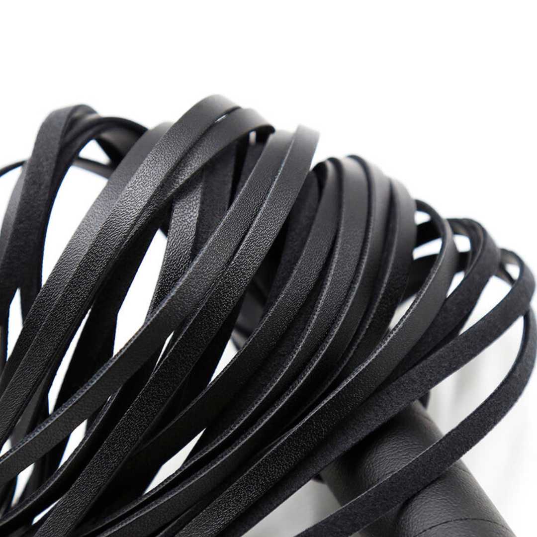 Peitsche mit silbernen Nieten 