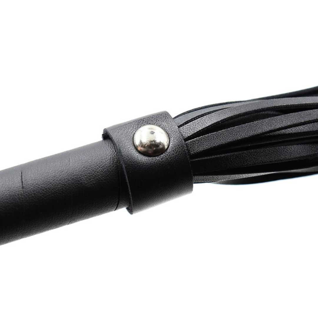 Peitsche mit silbernen Nieten 