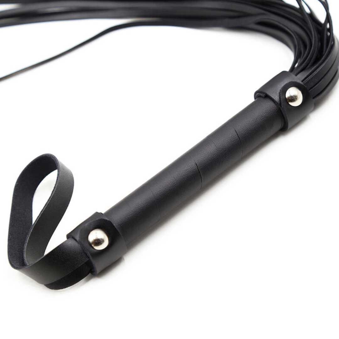 Peitsche mit silbernen Nieten 