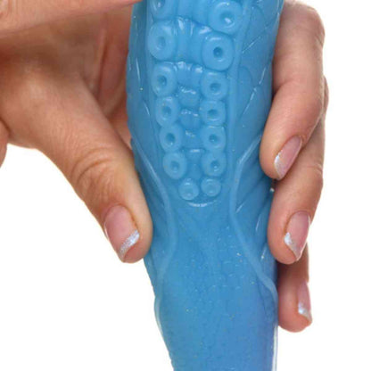 Drachen-Analdildo "Glow in the Dark" in Frauenhand