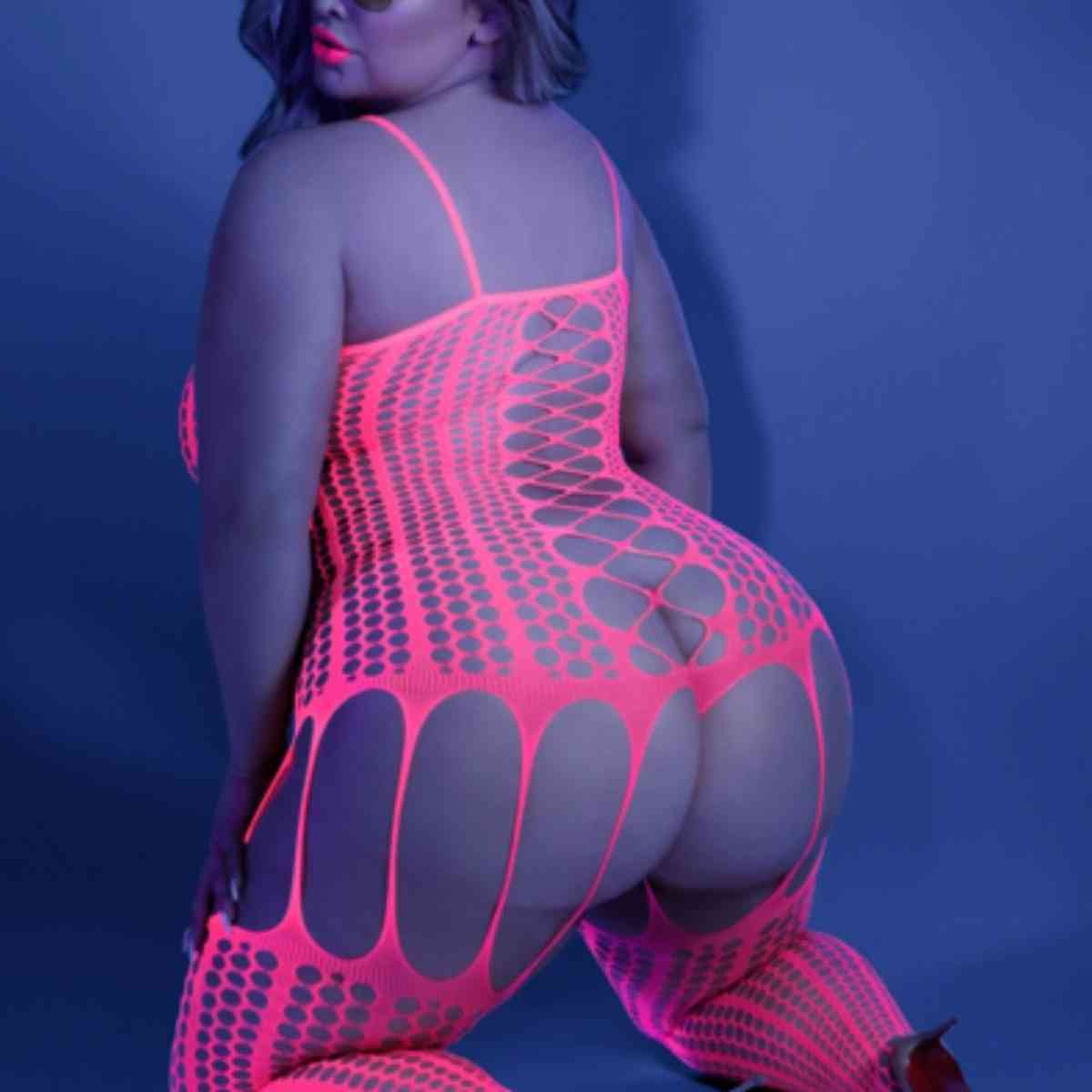 Kurvige Frau in pinkem Bodystocking