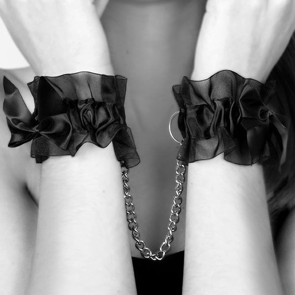 Bijoux - Elegante Handschellen aus Satin & Organza