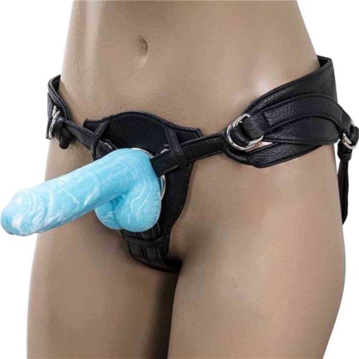 Dildo Luke "Glow in the Dark" im Harness an Frau