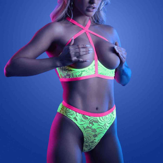 Frau in sexy Neon-BH mit offenem Cup und Panty 